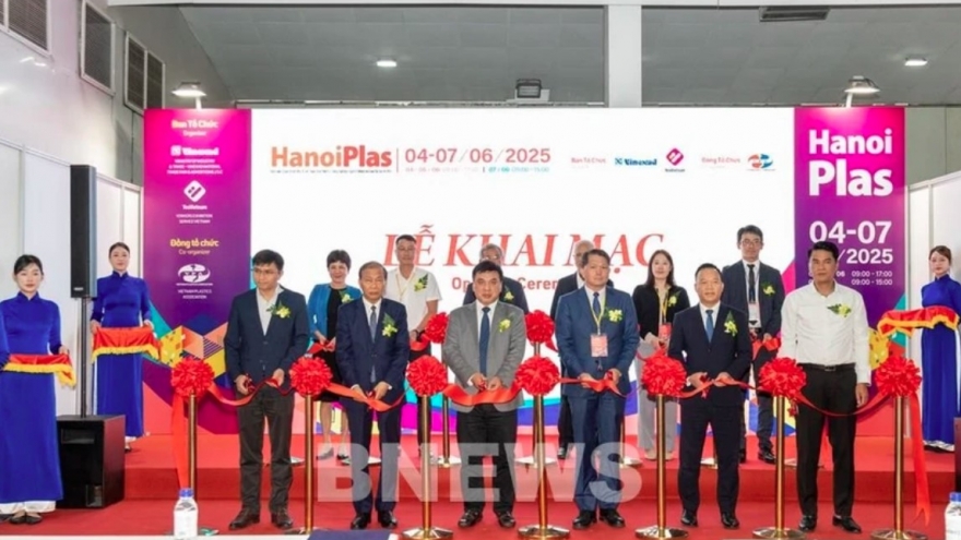 Hanoi hosts major int’l plastics and rubber industry exhibition